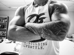 Homem tatua nome de lanchonete para ganhar 6 meses de hambúrguer grátis