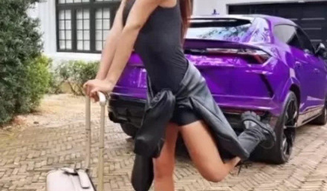 Anitta responde acusação de ter 'copiado' Melody com carro novo: 'Continuo pão dura'