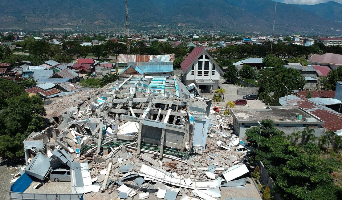Passa de 800 o número de mortos na Indonésia devastada por terremoto e tsunami