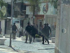 Polícia fecha lojas em Arapiraca que estavam desobedecendo decreto do governador