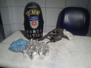 Força Tática prende jovem com arma de fogo e drogas no bairro da Chã da Jaqueira