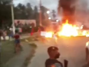 [Vídeo] Moradores protestam após suspeito de estuprar criança ser solto