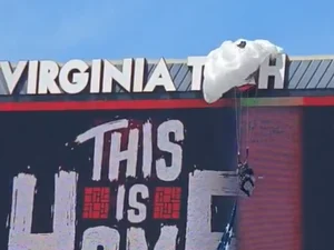 Paraquedista fica em preso em placar durante jogo de futebol americano nos EUA