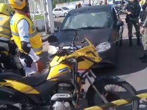 [Vídeo] Homem é assassinado dentro do carro, em plena luz do dia, no Jacintinho