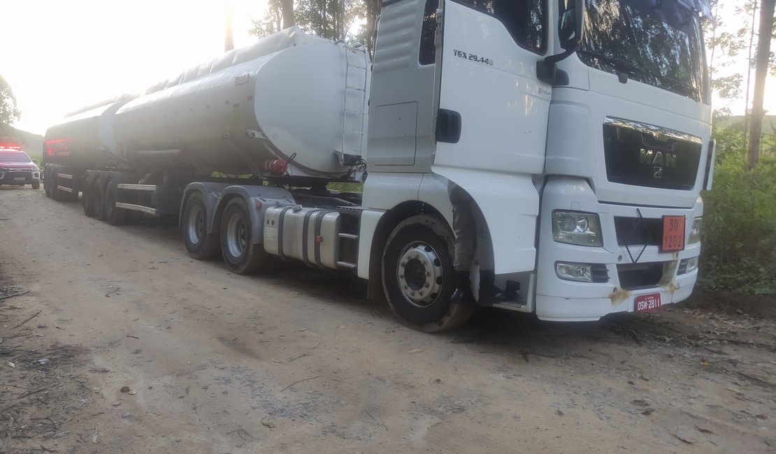 Polícia recupera em Flexeiras carreta roubada com carga de combustíveis