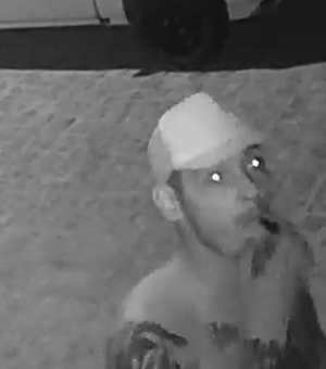 Câmeras de segurança flagram momento em que homem furta motocicleta no Feitosa