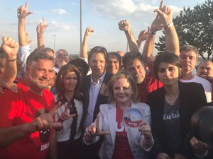 PT registra candidatura de Lula a presidente com ato em frente ao TSE