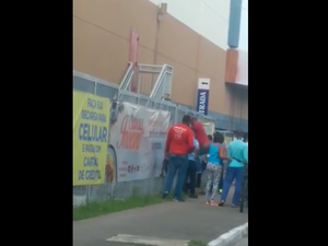 [Vídeo] Suspeito de assalto a ônibus é agredido por populares em Maceió