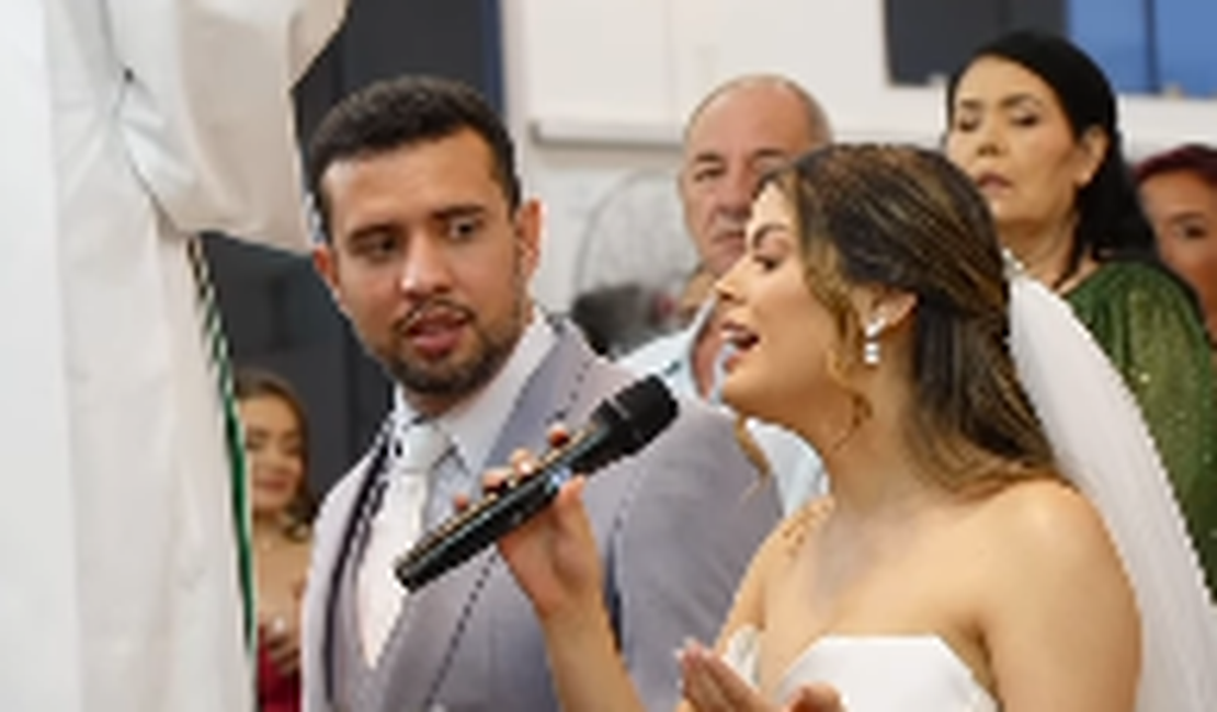 Noiva pede microfone ao padre e surpreende convidados ao cantar “Pai Nosso”