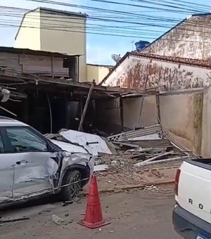 Caminhão compactador de lixo colide contra carro e residência em Maragogi