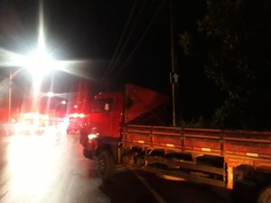 Homem fica ferido em colisão entre carro e caminhão  na AL 215, Marechal Deodoro