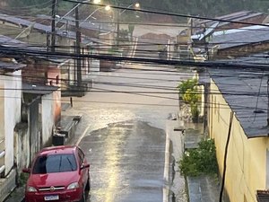 [Vídeo] Chuvas alagam o bairro Várzea em Campestre