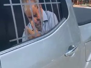 Adesivo com 'Lula preso' causa confusão entre militar e SMTT