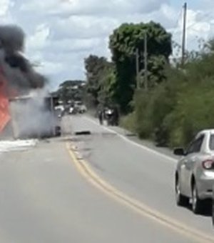 [Vídeo] Carreta com carga de algodão tomba e pega fogo na ‘Curva da Morte’, em Igaci