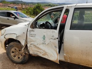 Caminhonete bate em moto e passageira morre na hora na BR-104