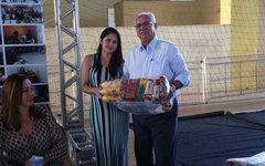 Prefeito Rogério Teófilo entrega cesta nutricional em Arapiraca