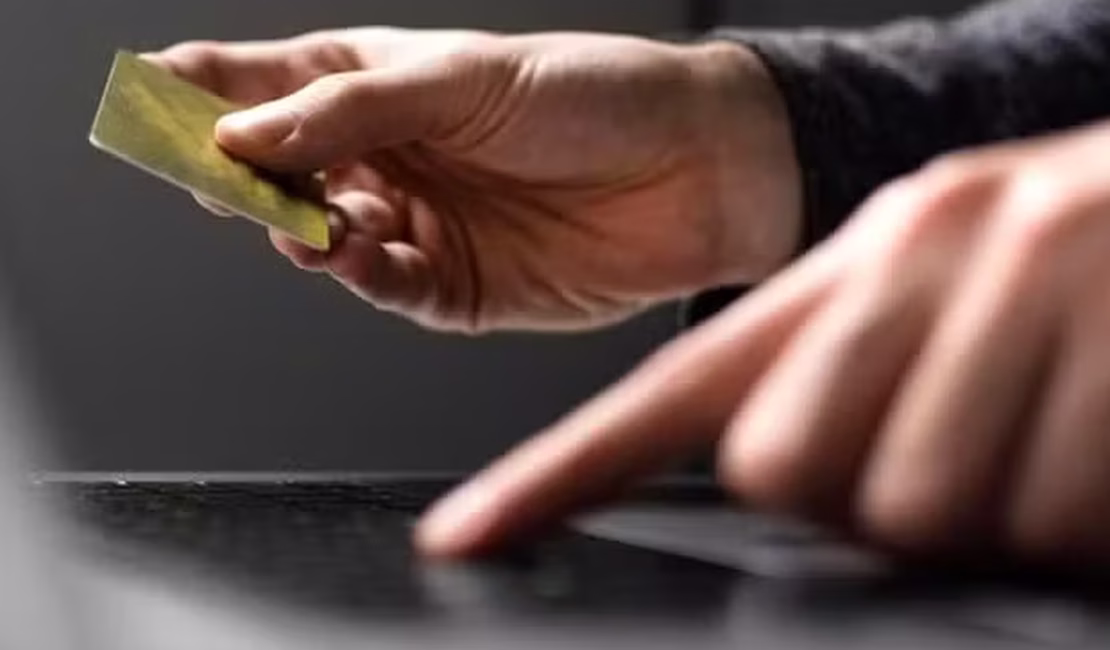 Criminosos imitam apps do INSS, FGC e Starlink para roubar dados bancários de brasileiros