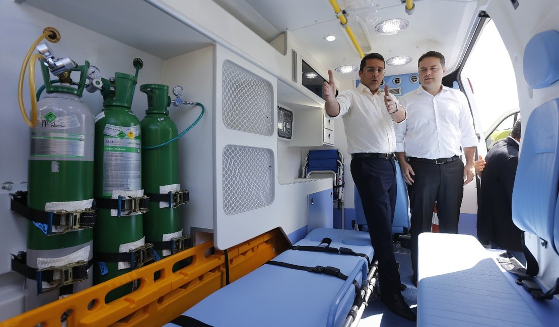 Governo de Alagoas entrega duas ambulâncias para Hospital do Agreste