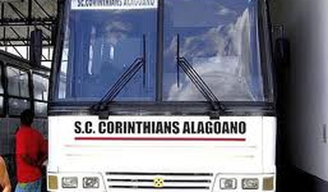 Ônibus de torcedores do Corinthians Alagoano é apedrejado em Arapiraca