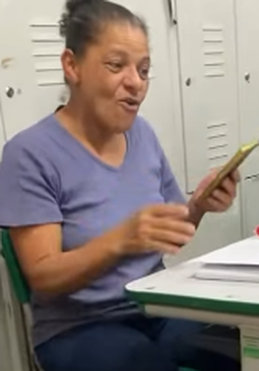 Aluna da EJA com 2 empregos tira nota 10 e emociona: ‘Posso mandar para meu neto?’