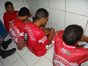 Integrantes de torcida organizada são detidos suspeitos de participar de arrastão