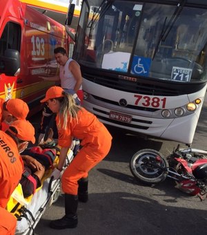 Acidente envolvendo ônibus e motocicleta deixa uma pessoa ferida
