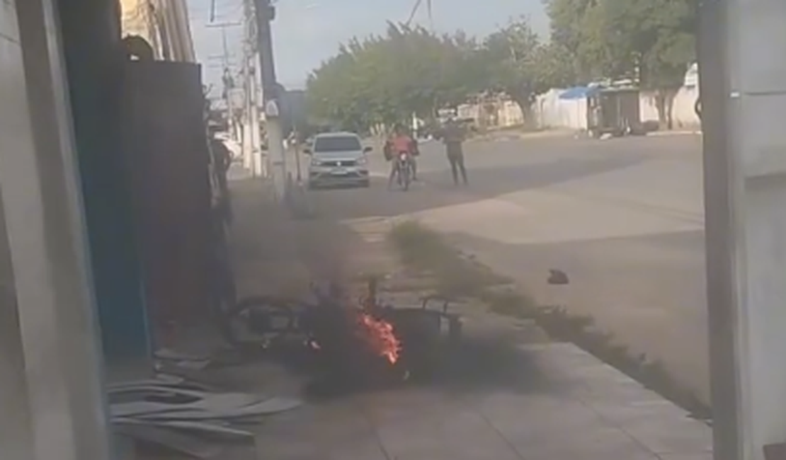 Moto pega fogo após curto-circuito em transformador na Avenida Silvestre Péricles