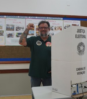 Fleming, único candidato da esquerda ao Senado, vota em Maceió