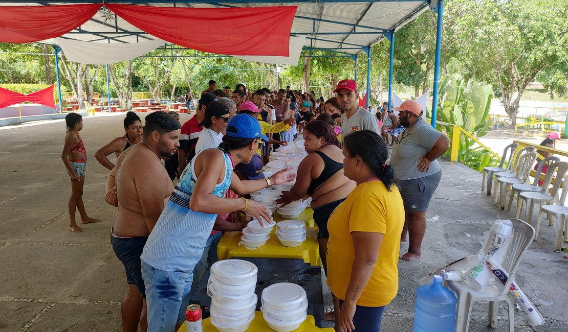 Pessoas em situação de rua participam de ação de Natal em Maceió