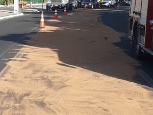 Bombeiros relatam manchas de óleo na Avenida Durval de Góes Monteiro