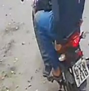 [Vídeo] Dois homens em uma motocicleta cometem assalto a um mercadinho no Dubeaux Leão