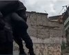 Policial é baleado por tiro de fuzil durante operação no Complexo do Alemão no Rio de Janeiro