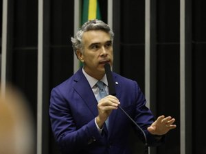 Rafael Brito critica retirada de taxação das bets de projeto contra o crime organizado