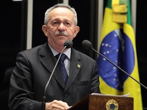 Senador Benedito de Lira vota a favor da vaquejada