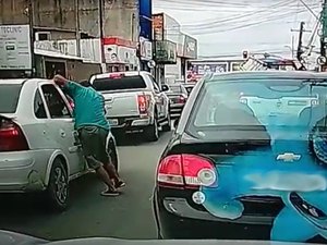 [Vídeo] Homem dá facadas em taxista no Tabuleiro dos Martins