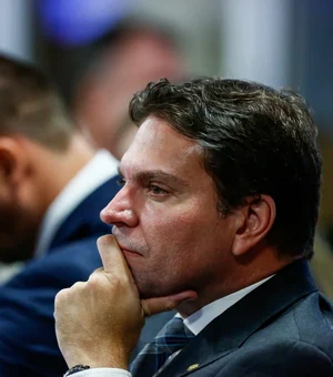 Hugo Motta cassa Eduardo Bolsonaro e Ramagem em decisão da Mesa Diretora