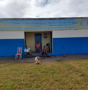 Família espera por casa prometida pela prefeitura há 2 anos e mora em campo de futebol