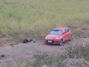 Carro com placa de Arapiraca cai de ribanceira na ladeira da Pindorama, zona rural de Coruripe