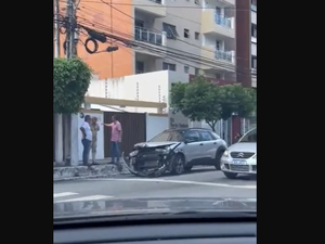 [Vídeo] Colisão joga carro no sentido contrário no bairro da Ponta Verde