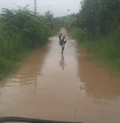 Chuva alaga estradas da zona rural de Maragogi