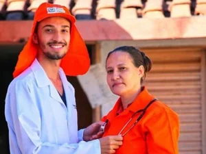 Enfermeiro homenageia mãe gari nas fotos de formatura: “Essencial”