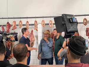 [Vídeo] Rodrigo Faro chega em Quebrangulo ao lado de Mano Walter e causa alvoroço