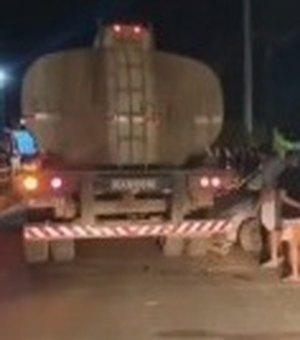 Caminhão de combustível arrasta carro que quase cai em um rio em São Luís do Quitunde