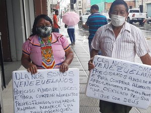 Venezuelanos pedem doações nas ruas de Palmeira dos Índios