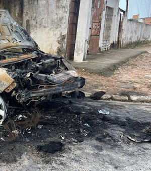 [Vídeo] Carro colide com poste, pega fogo e é destruído pelas chamas no Petrópolis