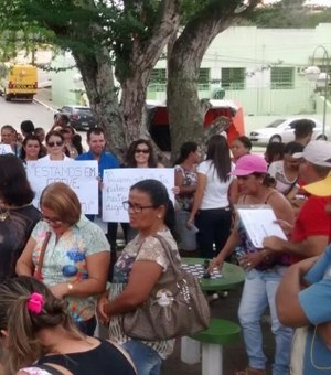 Professores municipais cruzam os braços por melhores condições salariais