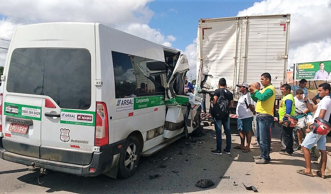 Criança é atingida durante acidente com veículo de transporte complementar em Arapiraca