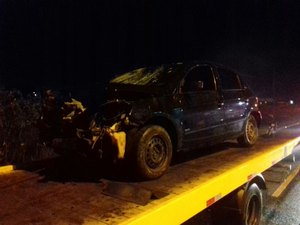 Motorista embriagado colide contra moto e carro