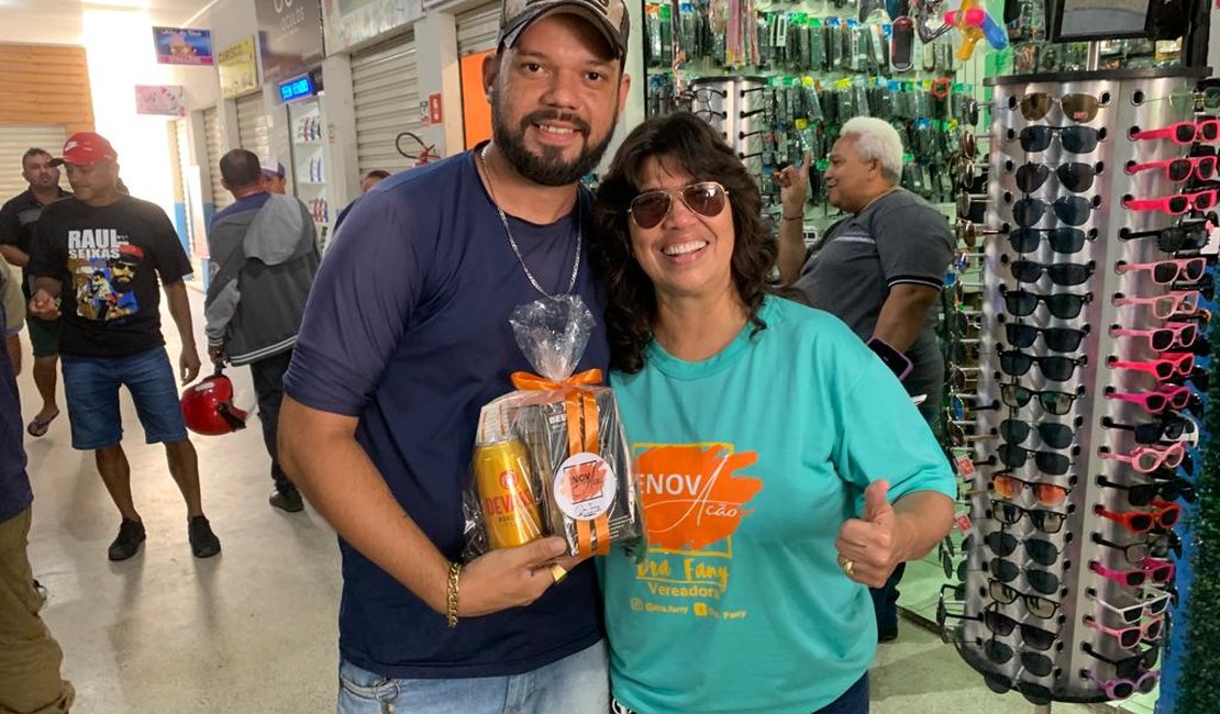 Vereadora faz homenagem aos  pais que trabalham no Mercado Público  e Shopping Popular