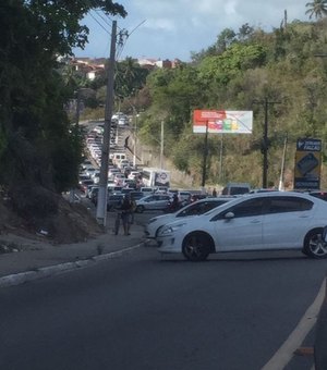 Colisão envolvendo táxi deixa duas pessoas feridas na Avenida Leste/Oeste em Maceió
